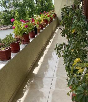 Kamez House | Spacious Triple Room with Balcony