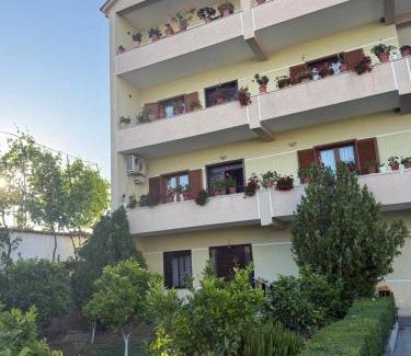 Kamez House | Spacious Triple Room with Balcony