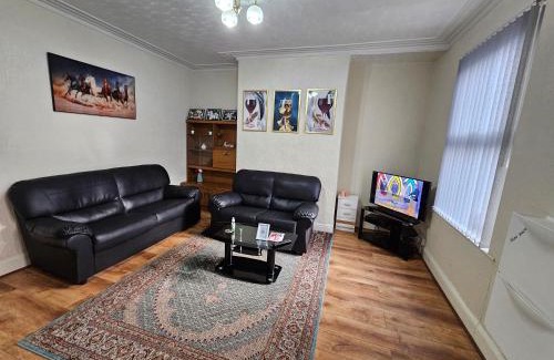 Harehills House | Spacious two bedroom house, parking and WiFi