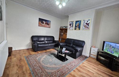 Harehills House | Spacious two bedroom house, parking and WiFi