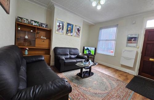 Harehills House | Spacious two bedroom house, parking and WiFi