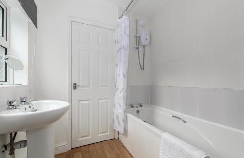 Grantham Apartment | Spacious & Unique Family and Contractor House & Parking & A1 Road