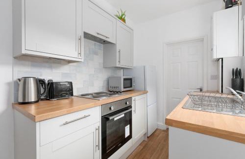 Grantham Apartment | Spacious & Unique Family and Contractor House & Parking & A1 Road
