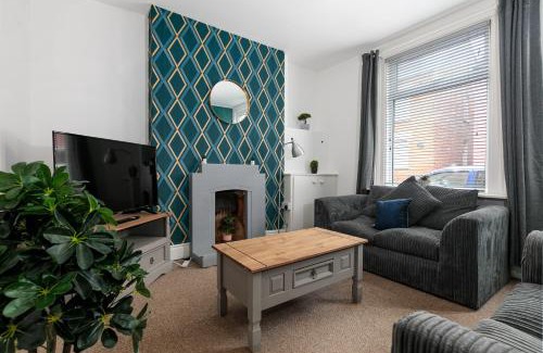 Grantham Apartment | Spacious & Unique Family and Contractor House & Parking & A1 Road