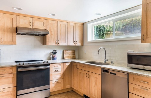 Port Gardner Apartment | Spacious unit in historic neighborhood with mountain and downtown views