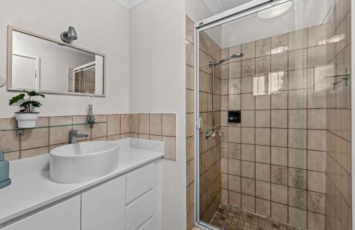 Wishart House | Spacious Upstair Home Comforts 13km from CBD&Airport