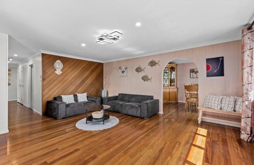 Wishart House | Spacious Upstair Home Comforts 13km from CBD&Airport