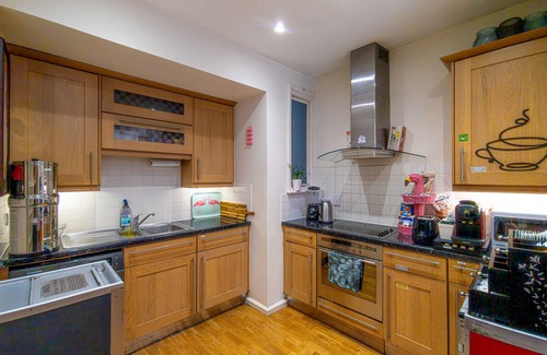 London City Centre Apartment | Spacious urban jungle in the centre of the west end with WIFI! Sleeps up to 7