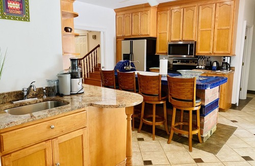 The Heights House | Spacious house next to the beach, Ferry and Eateries.