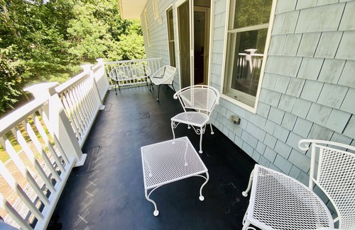 The Heights House | Spacious house next to the beach, Ferry and Eateries.
