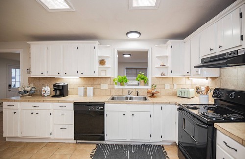Port O Connor House | Spacious Vacation Home: Sleeps 16, 1/2 mi to Beach & Boat Ramp - Family Friendly