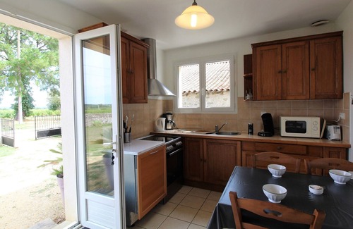 Bellevigne-en-Layon Cottage | Spacious Vineyard Retreat with Stunning Views, Sauna, and Pet-Friendly Garden