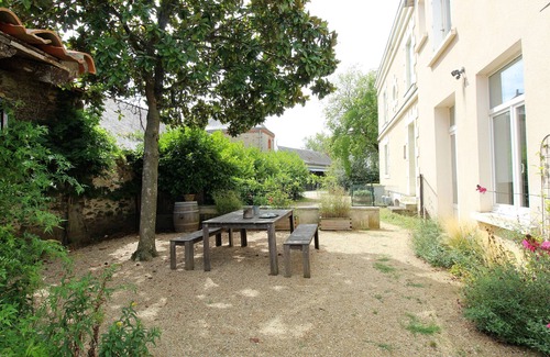 Bellevigne-en-Layon Cottage | Spacious Vineyard Retreat with Stunning Views, Sauna, and Pet-Friendly Garden