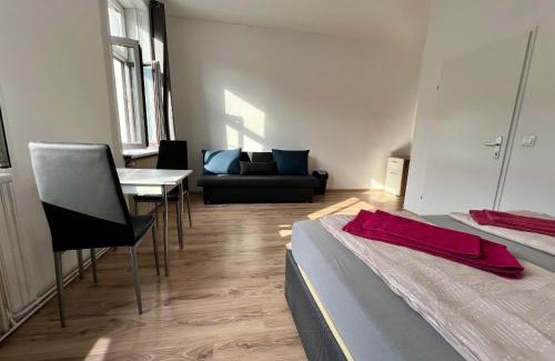 Oberlaa Apartment | Spacious Vienna 4BR shared Stay for Friends & Families