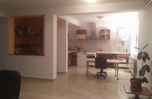 Crevedia Villa | Spacious Villa by the lake 20km to airport and downtown Bucharest