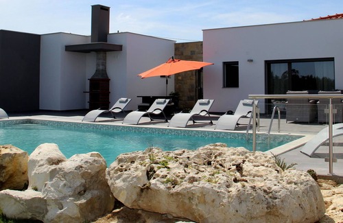 Caldas da Rainha Villa | Spacious Villa in Salir de Mato with Private Pool, Terrace
