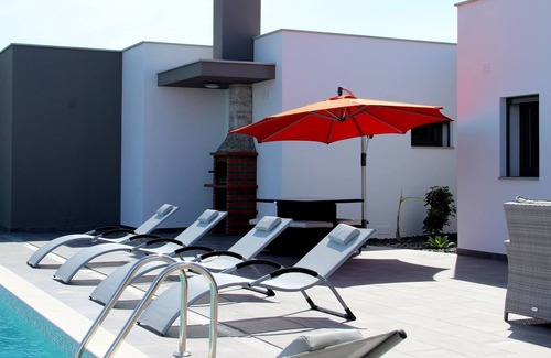 Caldas da Rainha Villa | Spacious Villa in Salir de Mato with Private Pool, Terrace