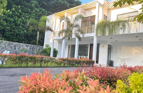 Gomagoda Villa | Spacious villa in charming Kandy with AC, Wi-Fi, fitness room.