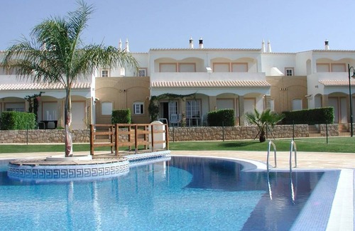 Montes de Alvor House | Spacious Vivenda with 3 terraces, pool and tennis court by the sea