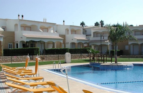 Montes de Alvor House | Spacious Vivenda with 3 terraces, pool and tennis court by the sea