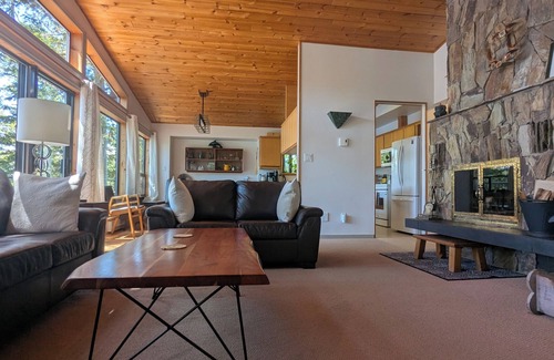 Pender Island House | Spacious Waterfront House on North Pender Island