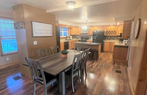 Brier Hill House | Spacious Waterfront Cottage on Black Lake fits up to 10