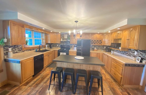 Brier Hill House | Spacious Waterfront Cottage on Black Lake fits up to 10