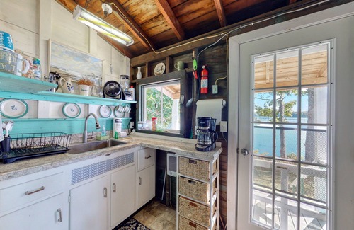 Brunswick House | Spacious Waterfront Estate & Cabins W/Porch, Fireplace, Kayaks & Free WiFi