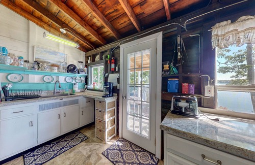 Brunswick House | Spacious Waterfront Estate & Cabins W/Porch, Fireplace, Kayaks & Free WiFi