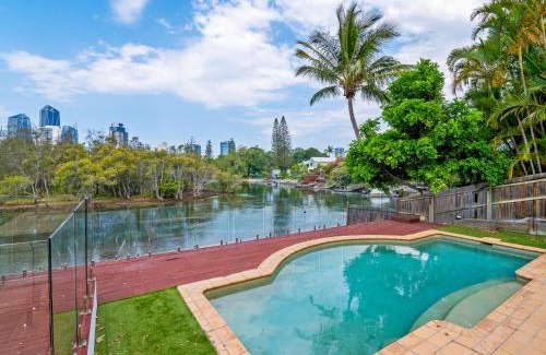 Broadbeach Waters House | Spacious Waterfront Retreat in Broadbeach Waters