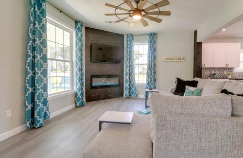 Grove House | Spacious Yard, Games and Fire Pit Grove Home Rental
