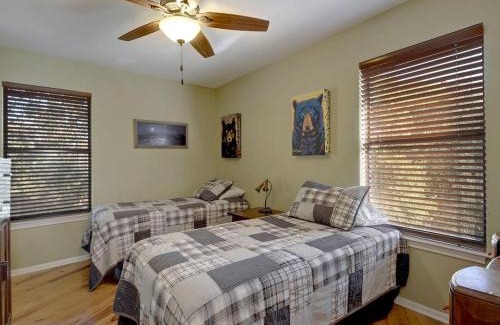 Driftwood House | Spacious Yet Private Vacation Rental with Pool and Games Room For the Ultimate Family Getaway in Nature, Driftwood Texas