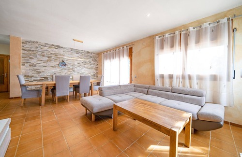 Can Carbonell House | Spaciously equipped vacation home in Catalonia.