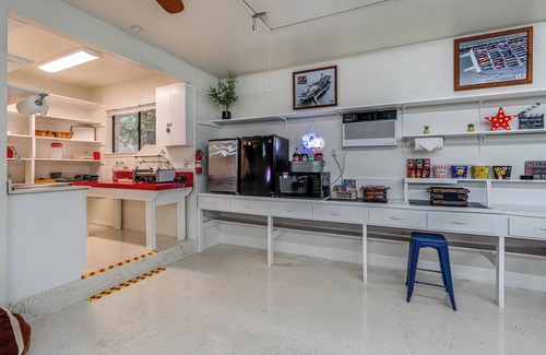 Castle Hills House | Spanish Hacienda-Heated Pool-Outdoor Oasis-HUGE Game Room-Sleeps 16-EPIC!