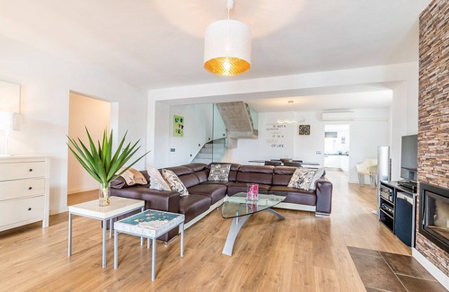 Badia Blava House | 🌴 Spanish villa with all-year wellness comfort 🌴