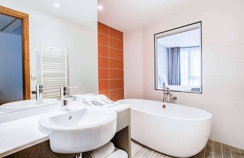 Le Bourg - Gare De Vaise Hotel | Spark by Hilton Lyon Park Saone