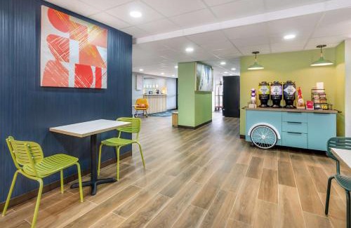 Roanoke Hotel | Spark By Hilton Roanoke Airport