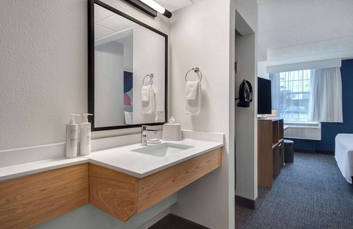 Rochester Hotel | Spark by Hilton Rochester University Area