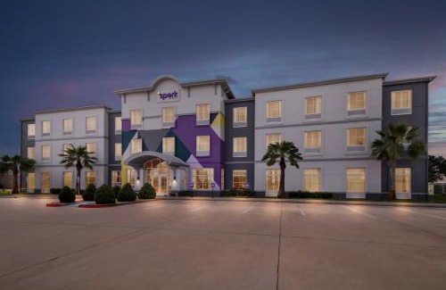 Victoria Hotel | Spark by Hilton Victoria