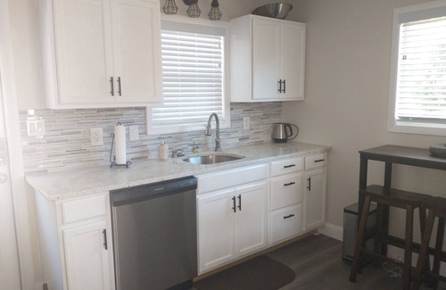 Nokomis House | Sparkling ensuite, minutes to beach, restaurants. Shared kitchen, living room.