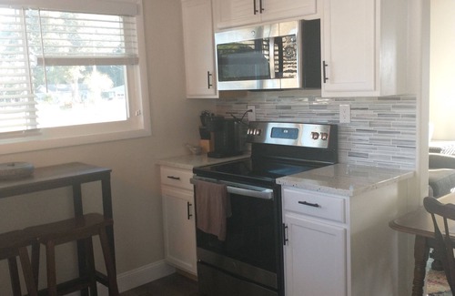 Nokomis House | Sparkling ensuite, minutes to beach, restaurants. Shared kitchen, living room.