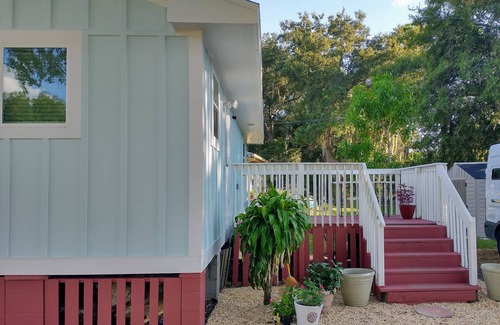 Nokomis House | Sparkling ensuite, minutes to beach, restaurants. Shared kitchen, living room.