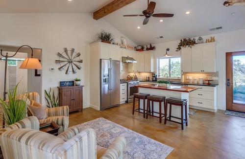 Ramona House | Sparkling Hot Tub!-Amazing Mt and Lake Views-Serenity-Abundant Wildlife