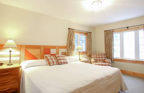 Georgina Ski Chalet | Sparkling Lakeview Chalet Jacksons Point (Eagle)