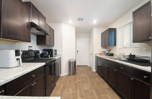 Medina Valley House | Sparkling New 4 Bedroom Family Retreat near Sea World, Lackland AFB, & Six Flags