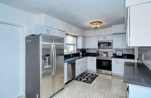 Southgate House | Sparkling Rental Close to Beaches and Downtown