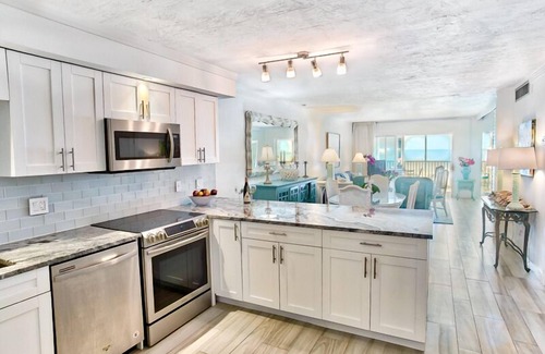 Sanibel Condo | Sparkling Views from this two bedroom, two bathroom Gulf Front condo.