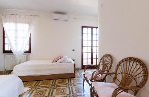Maddalenedda House | Spazioso Appartamento al Mare con Giardino T0520