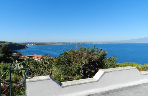 Costa Saracena-Castelluccio Villa | spectacular location directly above the sea, incredible view of the sea, Etna .