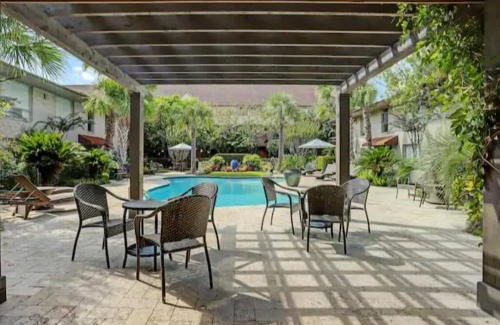 Uptown Apartment | Special 2BR Galleria Condo Pool View Private Entrance